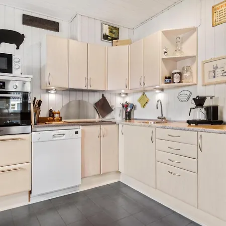 2 Bedroom Beautiful In بيت للعطل