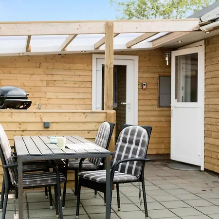 2 Bedroom Beautiful In بيت للعطل