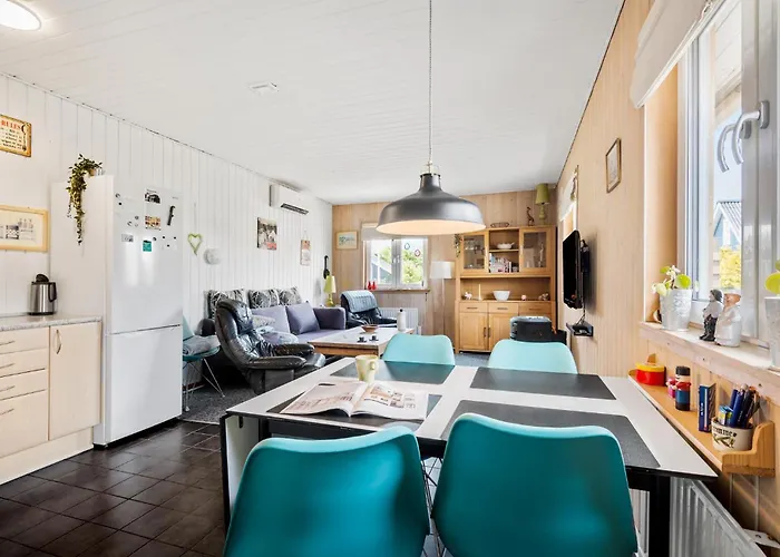 2 Bedroom Beautiful In Dom wakacyjny Hemmet