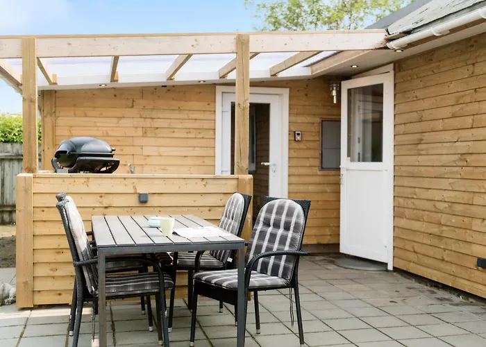 2 Bedroom Beautiful In Dom wakacyjny